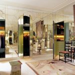 les miroirs à l'intérieur sont élégants