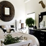miroirs à l'intérieur de la chambre