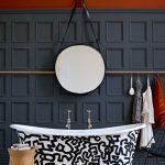 miroirs dans la salle de bain