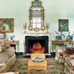miroir à l'intérieur au-dessus de la cheminée