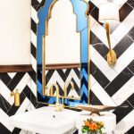 miroir dans la salle de bain