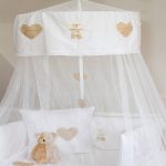 Baldachinul de pe patut poate fi decorat cu broderie sau autocolante