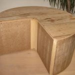 Banquettes pour chaussures avec assis dans le couloir