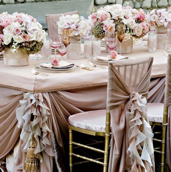 Couvertures pour chaises dans le cadre du décor de fête