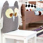 Couvertures pour chaises avec leurs propres mains sur des chaises pour enfants