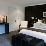 Meubles noirs et lit blanc dans la chambre