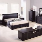 Mobilier noir et décoration lumineuse des murs et du sol de la chambre