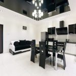 Intérieur noir et blanc de la cuisine-salon