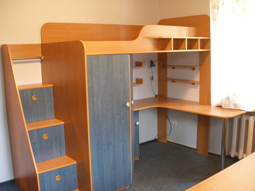 Grenier de lit pour enfants avec un espace de travail