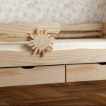 Lit d'enfant en bois naturel