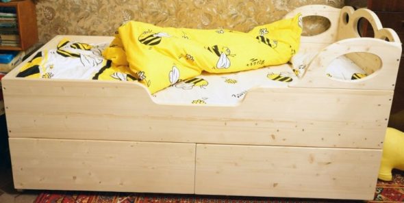 Lit d'enfant en bois