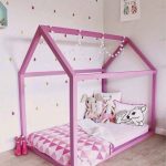 Lits d'enfants sous forme de maison