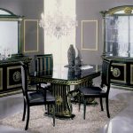 Les concepteurs adorent choisir des meubles noirs pour leur studio.