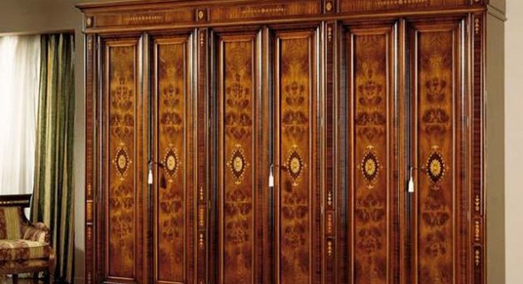 Portes incrustées et peintes