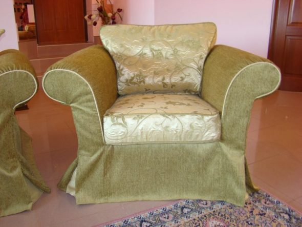 belle cape sur la chaise