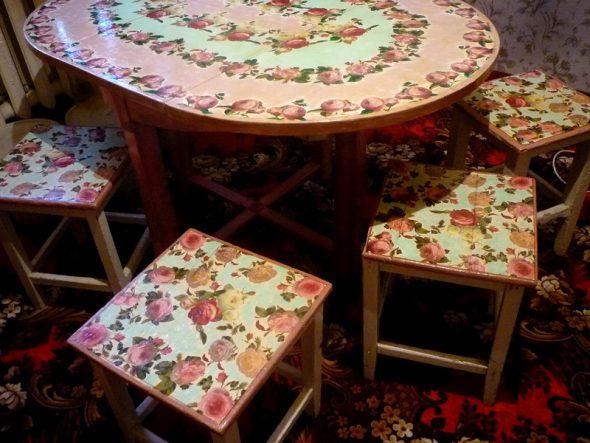 Belle table à découper et tabourets