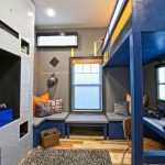 grenier de lit avec espace de travail photo