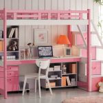 lit grenier avec une zone de travail rose
