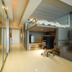 lit mansardé avec un espace de travail dans la chambre