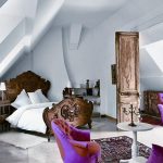 lit en bois dans la chambre