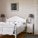 lit en bois massif à l'intérieur de la chambre