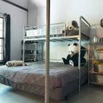 Lit superposé en métal décoré dans un style moderne