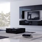 Mur modulaire noir et table basse dans le salon blanc