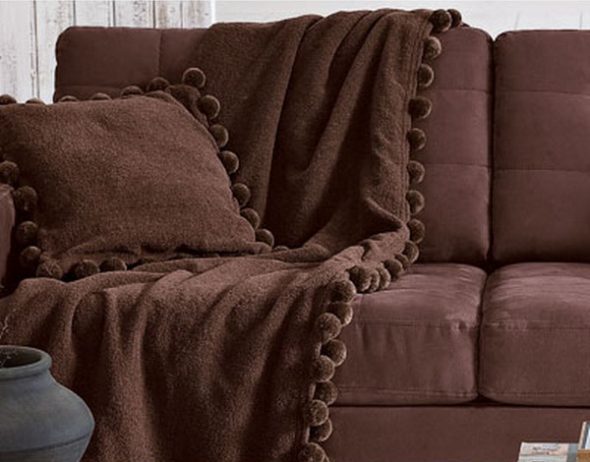 Cape sur le sofa