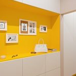 couloir pour un couloir étroit jaune