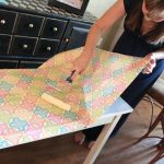 Restauration de la table avec du papier peint coloré