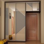 Compartiment penderie au-dessus de la porte photo