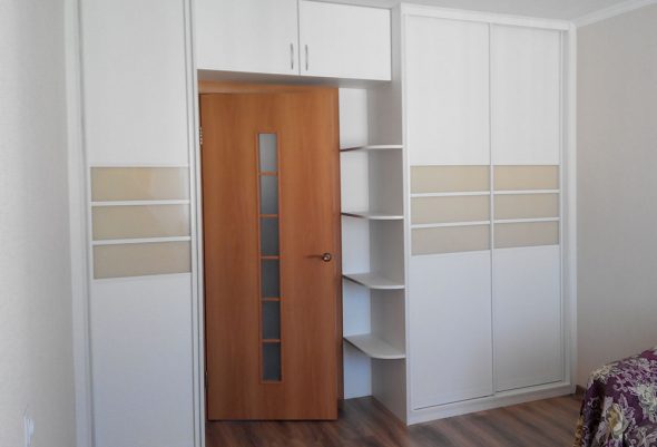 L'armoire coulissante est blanche