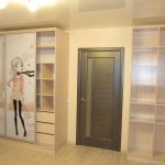 Armoire coulissante dans la pépinière autour de la porte