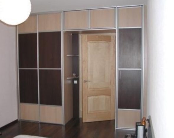 Garde-robe dans la porte photo