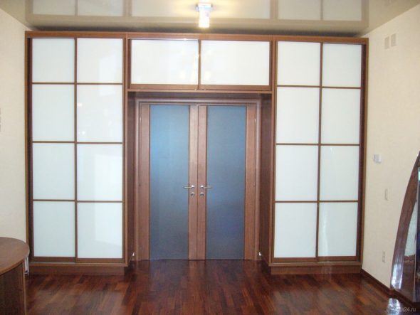 Armoire coulissante autour d'une porte à l'ordre
