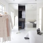 armoire dans la chambre blanche