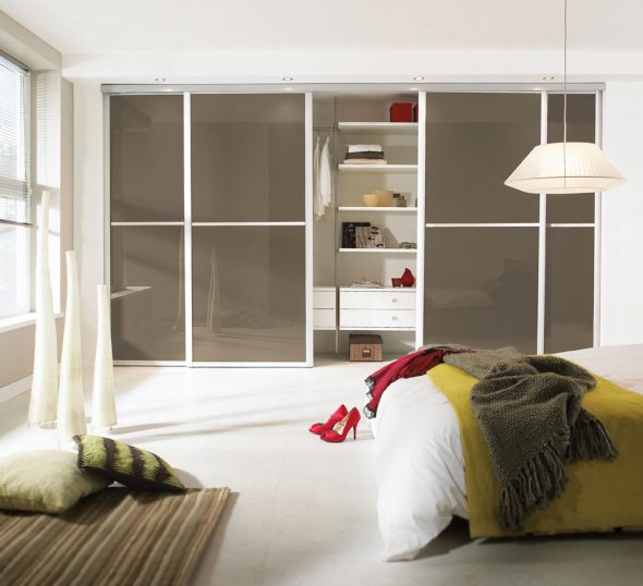 armoire dans la chambre à l'intérieur