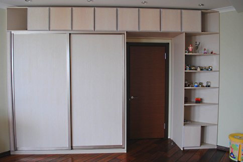 Garde-robe autour de la porte