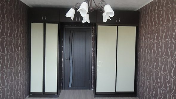 Armoires coupe avec mezzanine au dessus de la porte