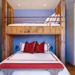Lit superposé en bois dans une chambre adulte