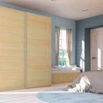 Armoire en bois clair dans la chambre