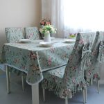 Le tissu dans la housse est élastique