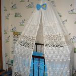 Dispozitiv pentru un baldachin pe o patut
