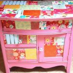 mais découpage des tables de chevet simples séparent complètement les morceaux de papier peint