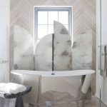 écran dans la salle de bain