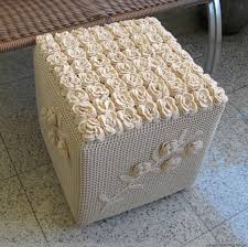 un banc de bouteilles en plastique avec leurs propres mains