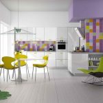 cuisine blanche aux murs clairs