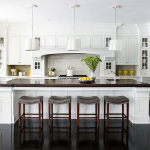 set de cuisine blanche dans une grande cuisine