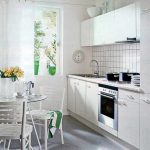 set de cuisine blanche à l'intérieur