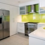 set de cuisine blanc avec des accents lumineux